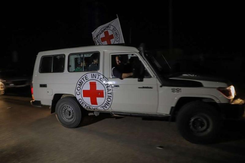 عاجل.. وصول حافلة الصليب الأحمر إلى سجن عوفر تمهيدا للإفراج عن الدفعة السابعة من الأسرى الفلسطينيين