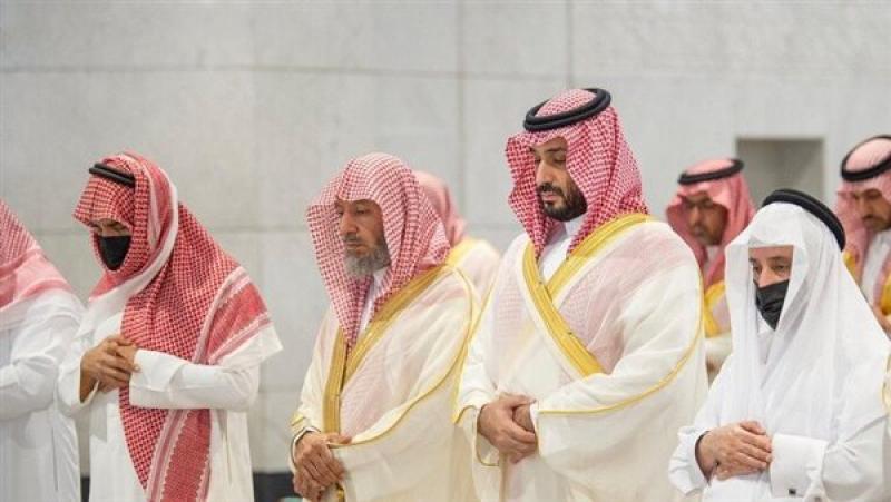 محمد بن سلمان يؤدي صلاة الميت على عمه