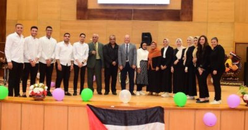 رئيس الجامعة مع الفريق الموسيقى والغنائى