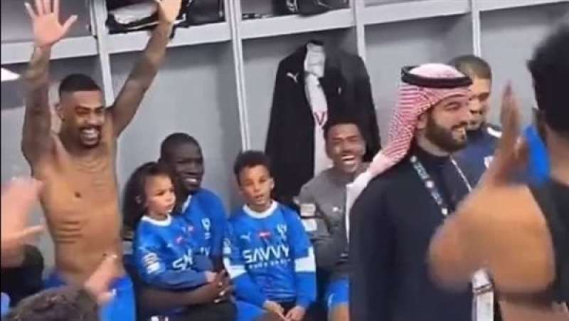 رئيس الهلال يهدي مكافآت كبيرة لـ فريقه بعد الفوز بالديربي أمام النصر | فيديو