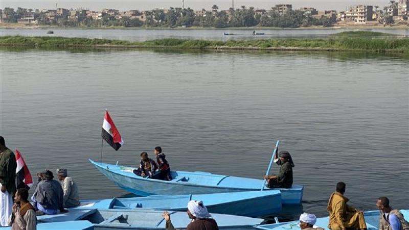 فرحا بمركبة الجديد يبحر بأطفالة على مقدمة المركب