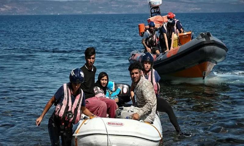 إنقاذ 54 مهاجرًا غير شرعي على متن قارب بالقرب من شواطئ لبنان