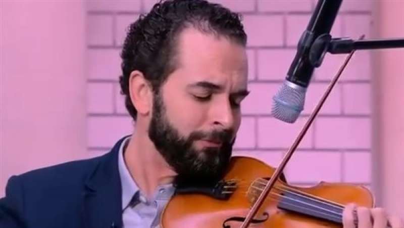 محمد شرارة يعزف مقطوعة موسيقية رائعة على آلة الكمان..ويكشف تفاصيل علاقته بجده|فيديو