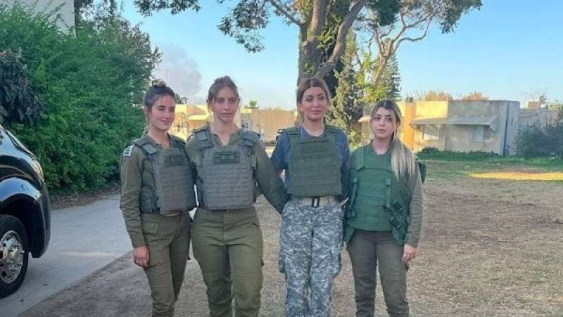 الخيانة من المسافة صفر، ملكة جمال العراق السابقة تزور موقع هجوم حماس لدعم إسرائيل (صور)