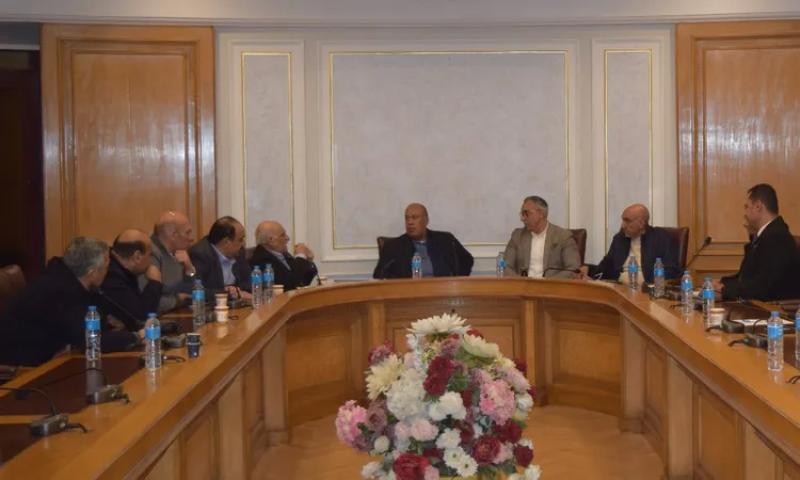 رئيس غرفة القاهرة يجتمع بأعضاء شُعبة السيارات لمناقشة سبل التطوير