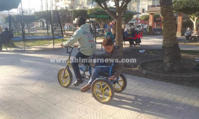 أطفال كفر الشيخ يقبلون على تأجير الدراجات بالحدائق احتفالا بعيد الميلاد