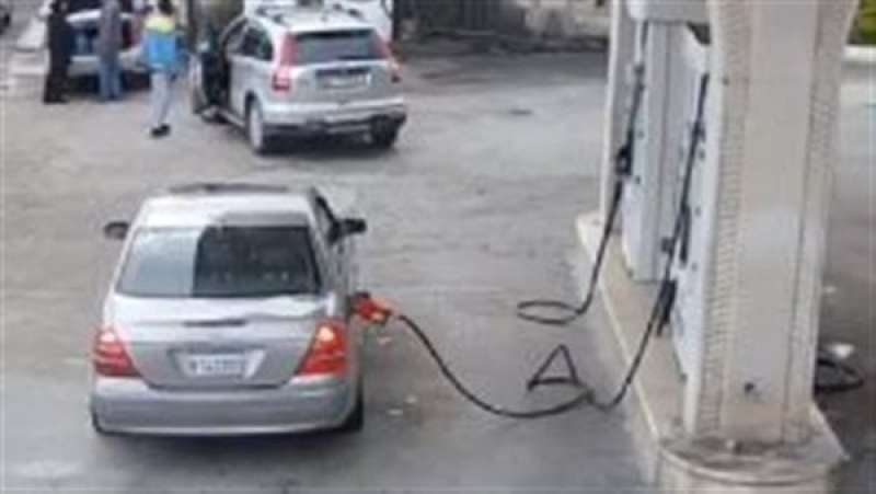 لبنان.. فيديو لسائق يتحرك وخرطوم الوقود في ماكينة تعبئة البنزين |شاهد