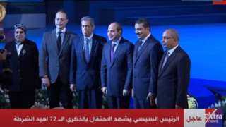 الرئيس السيسي يلتقط صورة تذكارية...