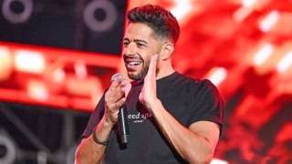 محمد حماقي يبدأ حفله في...