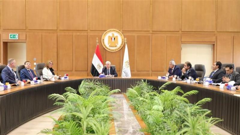 وزير التعليم العالي يشهد توقيع اتفاق تعاون بين جامعة القاهرة وإيست لندن