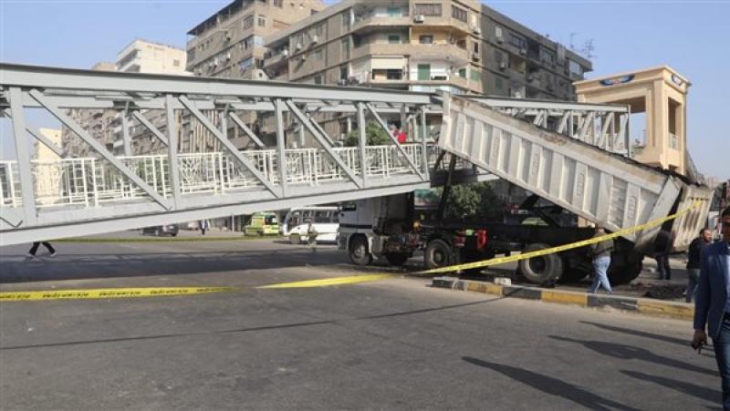 التريلا التى اصطدمت بكوبري مشاة في ميدان لبنان