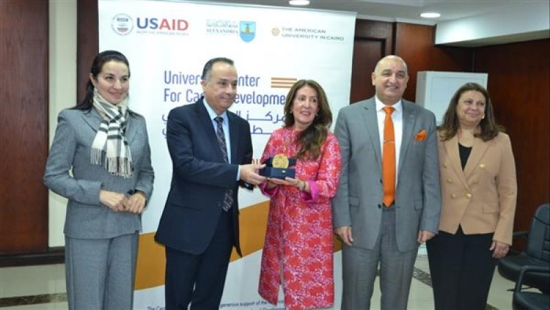 السفيرة الأمريكية تزور جامعة الإسكندرية لتعزيز التعاون العلمي (صور)