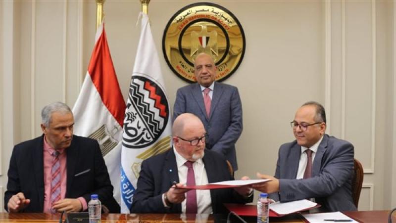 وزير قطاع الأعمال العام يشهد توقيع اتفاقية لإعادة تأهيل شركة الدلتا للأسمدة