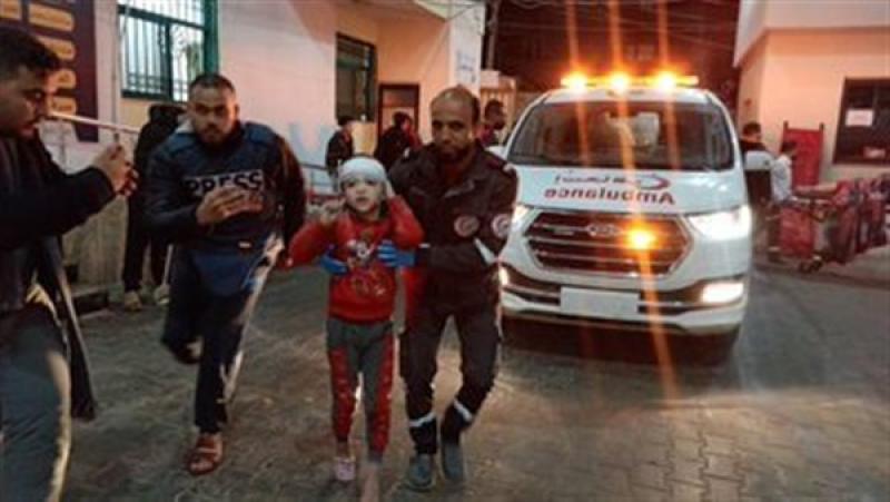 وصول مصابين إلى المستشفى الكويتي بعد قصف الاحتلال عددًا من المنازل في رفح