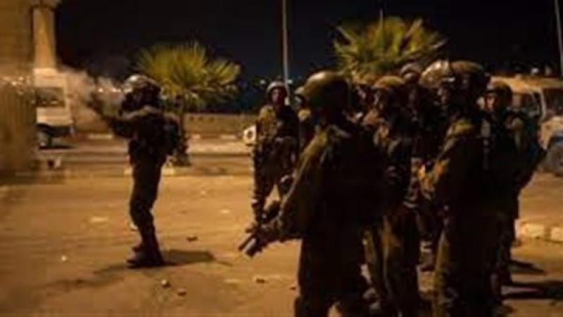 جيش الاحتلال يعتقل شابين فلسطينيين عقب اقتحامه منطقة خرسا في مدينة دورا