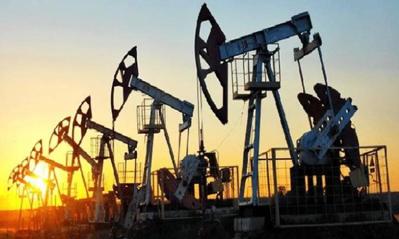 أسعار النفط تواصل مكاسبها الأسبوعية بدعم من التوترات في الشرق الأوسط