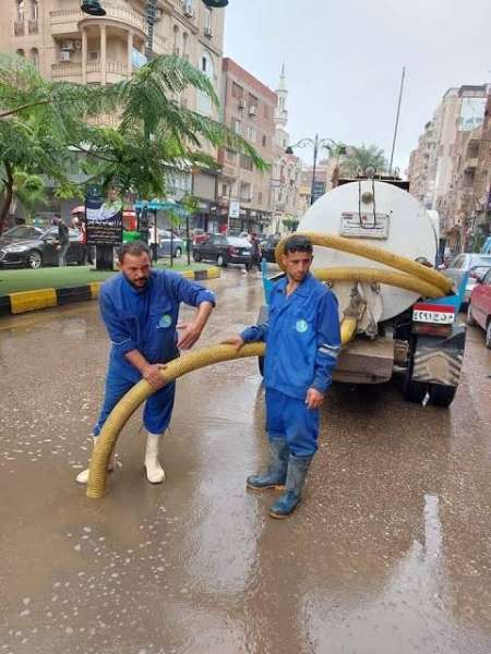 محافظ الإسكندرية يشدد على الأجهزة التنفيذية بمتابعة تصريف مياه الأمطار