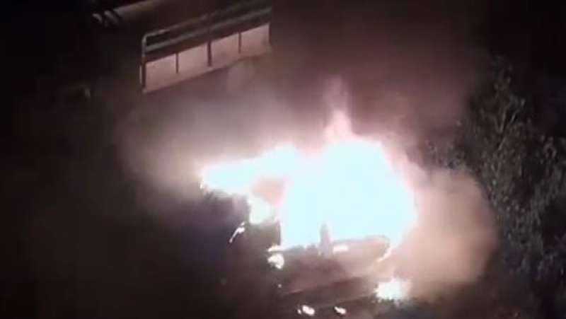 المستوطنون الإسرائيليون يحرقون منازل ومركبات الفلسطينيين في الضفة الغربية (فيديو)
