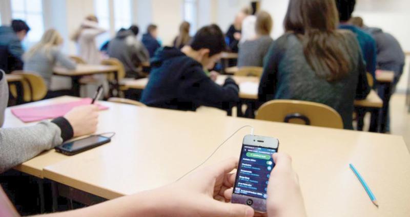 التعليم: حظر استخدام الهواتف المحمولة أثناء سير العملية الدراسية بكافة المدارس