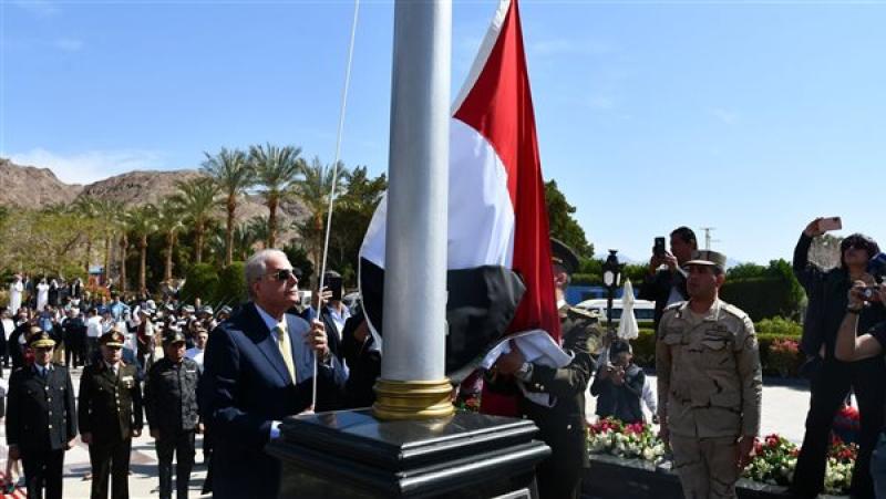 صور.. محافظ جنوب سيناء يرفع العلم المصري على طابا في الذكرى الـ 35