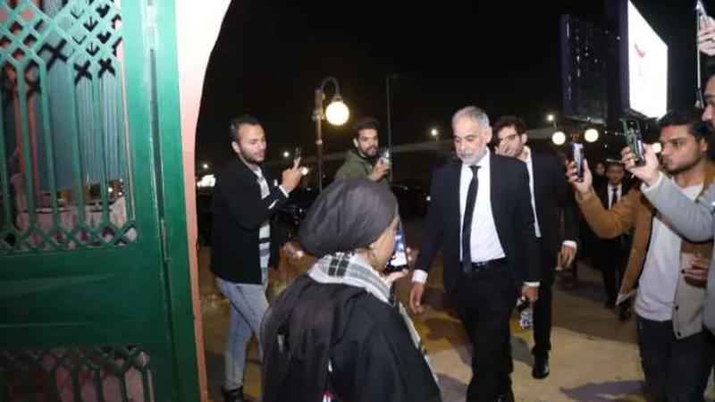 وصول محمود البزاوي إلى مسجد الشرطة لتلقي العزاء في والدته