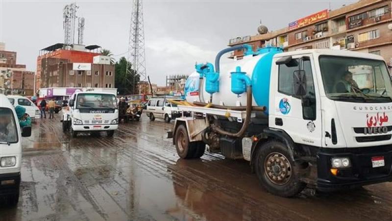 رفع مياه الأمطار من الطرق والشوارع بالقليوبية