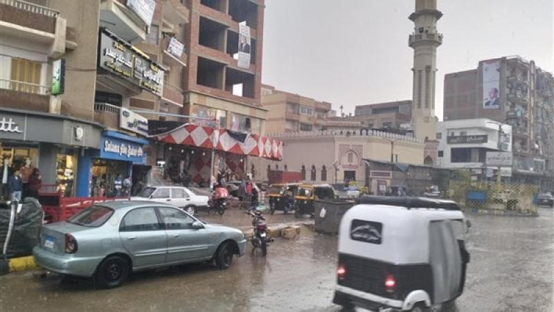 انتشار سيارات سحب مياه الأمطار بشوارع القليوبية