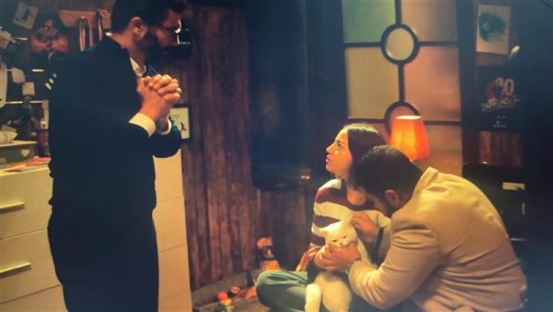 خالد النبوي يستدعي طبيب لقطة أبنتة بسبب حالتها المتدهورة في الحلقة 8 من  إمبراطورية ميم