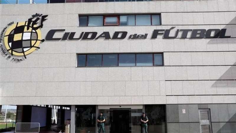 إقالة مسئولين في اتحاد الكرة الاسباني بسبب قضية فساد